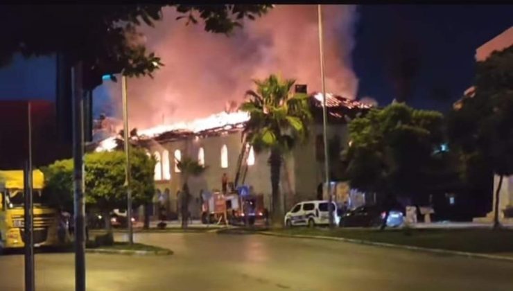 Mersin’de Tarihi Halk Kütüphanesi Alevlere Teslim Oldu!